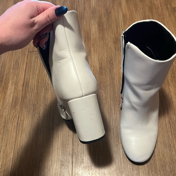 White heeled boots - Picture 4 of 6